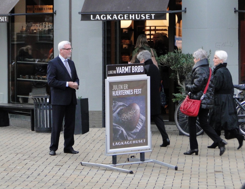 Borgmesteren bijobber foran Lagkagehuset i Vestergade 1. 