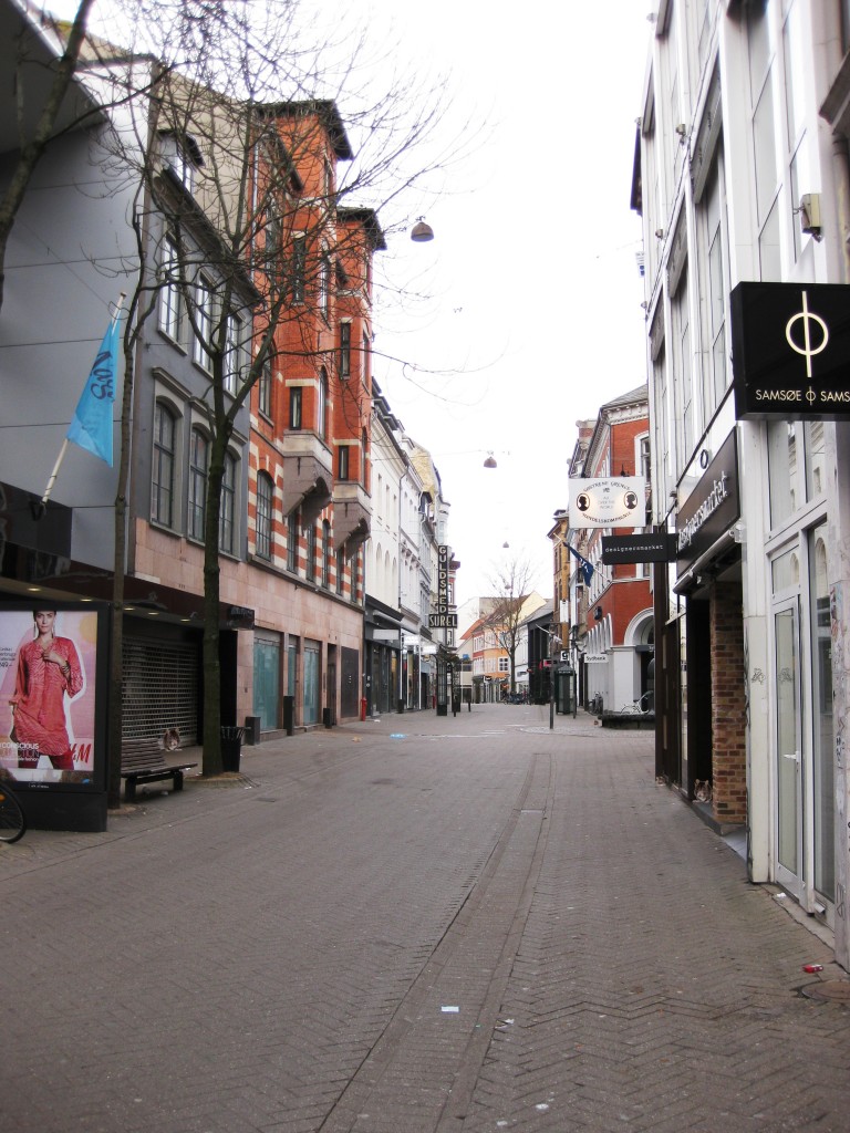 Vestergade var tidligere Odenses travle Shopping-Street. I dag står otte ud af ti butikkerne tomme, og de resterende overlever kun med nød og næppe. De få liberale erhvervsdrivende, der er forblevet i centrum, kæmper ligeledes for at holde kreditorerne fra døren. Foto: 2023, Future Press. 