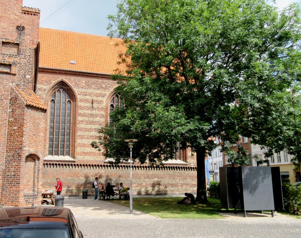Nu er pladsen bag ved Sankt Hans Kirke i Nørregade også blevet hjemsted for nogle af samfundets tabere. Gad vide, hvor mange af dem, der var tæt på at blive ”vindere”!