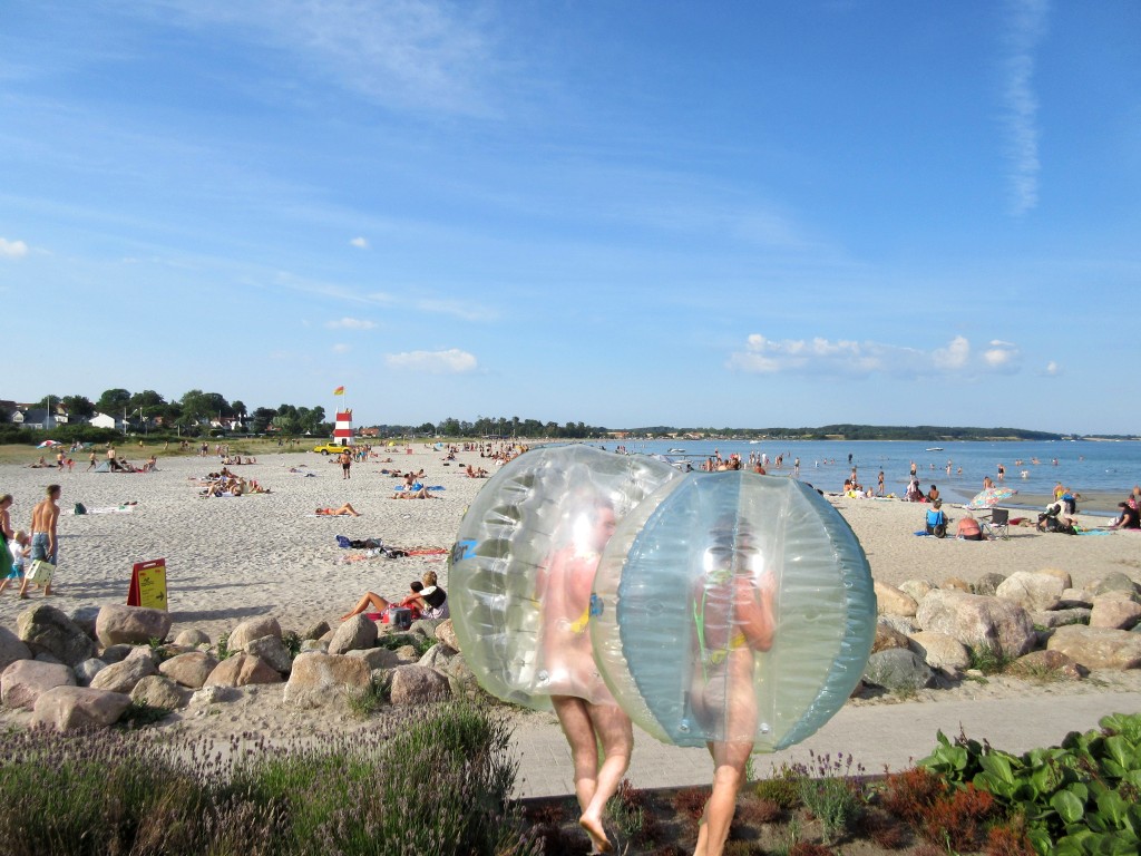 Ved Kerteminde Nordstrand har man forsøgt at genskabe det nøgne look på stranden, men foreløbigt uden større held. Næste gang vil man prøve med to damer. 